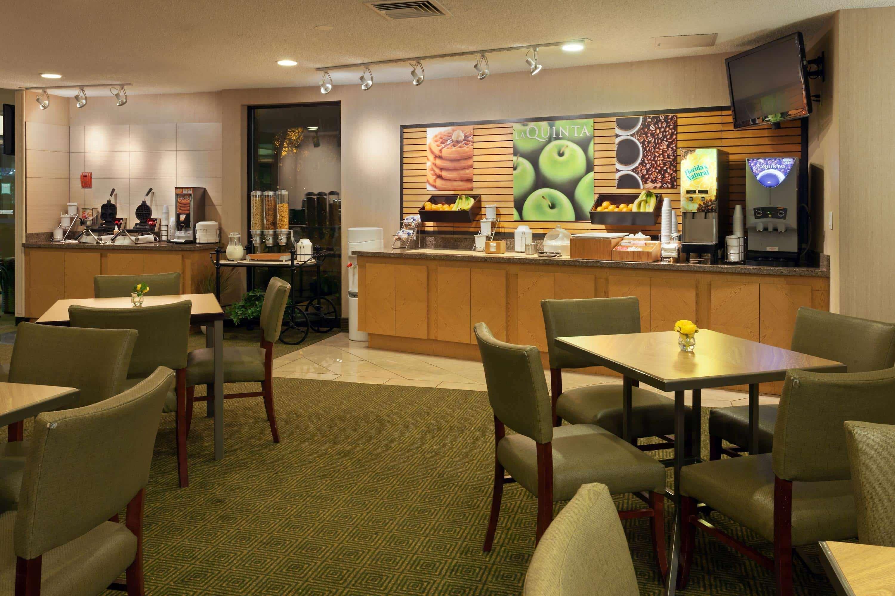 Отель La Quinta By Wyndham Seattle Sea-Tac Airport Ситак Экстерьер фото